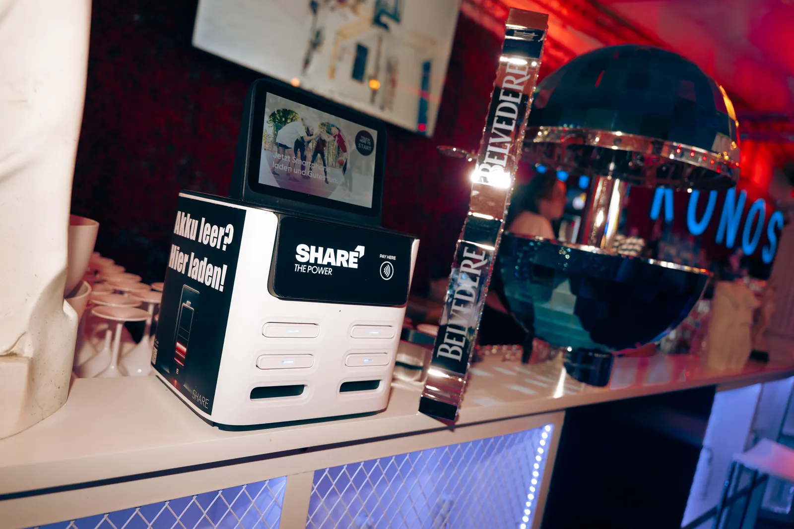 Kleine SHARE Station mit Werbescreen auf einem Stand