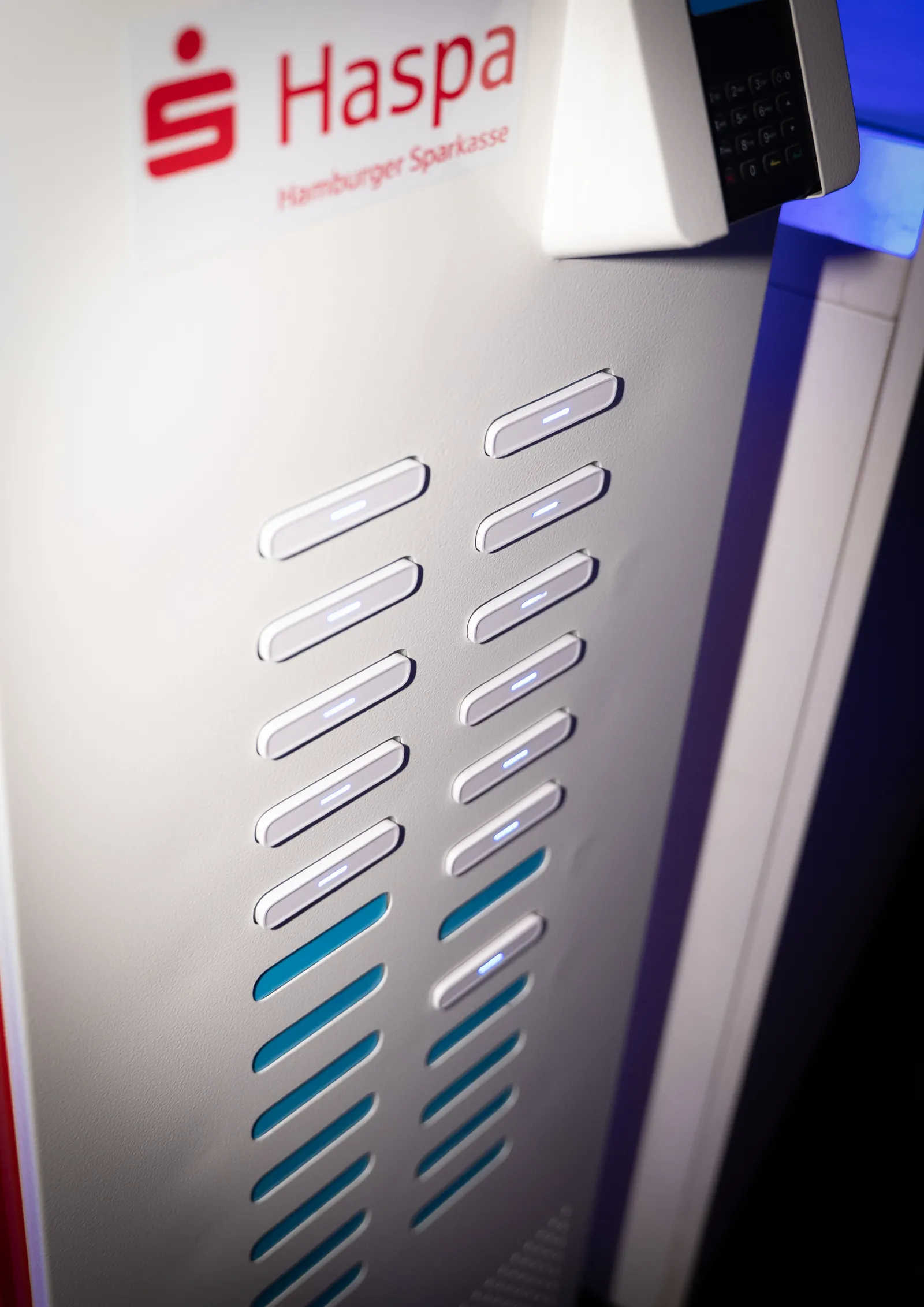 Fächer der SHARE Station im Haspa-Design, Powerbanks stecken in den Slots